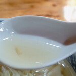 しなそば小浜 - “スープ”、脂が少なく、雑味も無く、スッキリとし、スーッと飲める味わいの優しい美味しい"スープ"です。