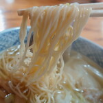 しなそば小浜 - “麺”は若干縮れの入った“細麺”で、小麦の風味も感じられる美味しい麺です。