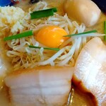 麺屋　あおい - 卵黄がドンッ！