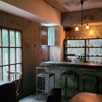 スモーキング&ノンスモーキング - 店内装飾は完全にお洒落なBARでコンクリートの壁と大きな窓、黒の入った茶色のカウンターや調度品、落ち着いたというよりも艶のある「口説きの場」的な雰囲気