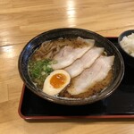 ラーメン庵 福一本陣 - 炒飯をセットにすると重そうで白米にて