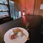 スモーキング&ノンスモーキング - ここで窓から差し込む朝日を浴びつつモーニングを頂くなんてとても面白い！
            サイフォンの紅橙色の加熱灯を眺めつつゆったり珈琲を待ちます