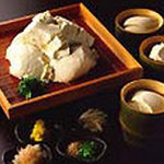 Dynamic Kitchen & BAR 響 - 白に始まり・・・　大豆の甘味を存分に味わえる響の一押し。お豆腐そのままのお味をお愉しみください。