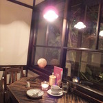 森彦 - こちらの席では、先ほどまで女性客が本を読んでいました。