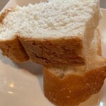 柿の樹 - ▶︎自家製パン(※画像はプレーンと柑橘)
      プレーン、柑橘、胡麻、トマト、胡椒の5種自家製パンを惜しみなくサーブしてもらいました