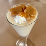 柿の樹 - ▶︎小グラスに入ったミルクティーのアヴァンデセール
      卵白を泡立てたミルクティーテイストのメレンゲで
      軽くクチ直し