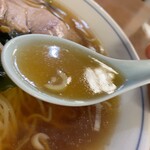 新香飯店 - スープは生姜の風味があってノスタルジーな感じ