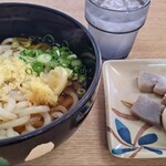 飯野屋 - ぶっかけうどん(温 大)、おでんの玉子、豆腐