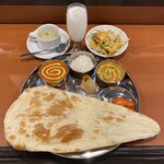 ミニ ネパール レストラン&バー アリサ - Ｂランチ 
            (ベジタブルカレー･シーフードカレー(激辛)･ナン･ライス･ 
             サラダ･パパド･チキンティッカ･スープ･ラッシー)