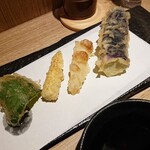 天ぷらとワイン大塩 - 最初の天ぷらは野菜三種とちくわ。野菜はなす、ヤングコーン、ピーマン。