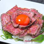 アメ村社員食堂 - 黒毛和牛炙りユッケ　ガーリックポン酢かけ