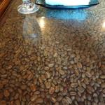 珈琲専門店 煉瓦 - テーブルのコーヒー豆
