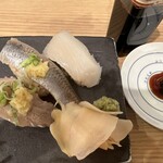 鮨・酒・魚 杉玉 - 王道3貫384円。左からアジ、イワシ、イカ。15種類のネタから選べます。