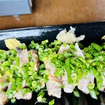 みやま本舗 - 黒さつま鶏あぶりたたき
生姜･大蒜
刺身ダレは創業以来つぎ足してて仕込まれ、
熟成された甘さとコクを初代鹿児島･霧島店から守り続けております。