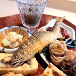 Akasaka Watanabe - 琵琶湖の若鮎の唐揚げは、頭からまるまる旨い✨✨