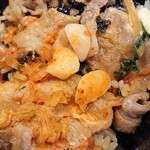 Anraku tei - 安楽亭 葛西店 豚スタミナ丼に入るニンニク片