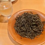 Saizeriya - イカの墨入りスパゲッティ、グラスワイン(白)