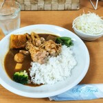 Cafe de Curry - 8種類の野菜と骨付きチキンのカレー（サラダ、コーヒー付き） 850円