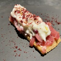 malca - やま幸さんより マグロのブラータ・チーズ ビーツのパウダー ブルスケッタ