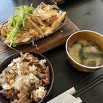 青空食堂 - ホルモンみそ定食