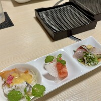 北新地 天富 - 前菜　赤貝とハモ　トマト　縞鯵