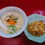 麺工房 - 令和5年8月 ランチタイム
とんこつラーメン＋半焼き飯 800円