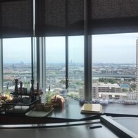 鉄板焼 貴布祢 - 鉄板の向こうには尼ヶ崎から海側を見渡す絶景が広がります。