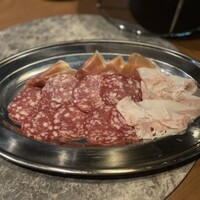 THE UPPER - シャルキュトリー盛り合わせ
                    生ハム、サラミ、グアンチャーレー