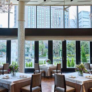 店內可欣賞到樹影斑駁與花園美景