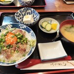 とらや - 再びのなめろう丼。黄身が崩れてて残念。