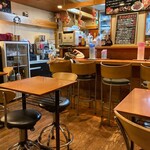 Bistro bar 真琴 - カウンターに白ヘビさんとか、とらさんとか、商売繁盛の縁起物？とか？