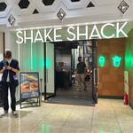 SHAKE SHACK - お店の入口♪