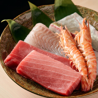 山雪的天然金枪鱼和严选的虎虾。可以品尝到特殊食材的寿司