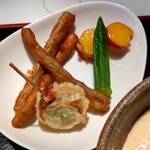 ごはんや麦 - ちくわの大葉揚げ、ごぼうの揚げ物、オクラ、甘いサツマイモの煮物