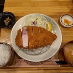 豚肉料理専門店 とんかつのり - セット全景。付け合わせはナスの煮物でした