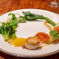 ミチノ・ル・トゥールビヨン - 帆立とスナップエンドウと蕪のサラダ