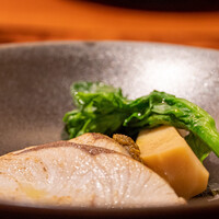 ミチノ・ル・トゥールビヨン - 鰤のスモークと玉ねぎのチャツネ