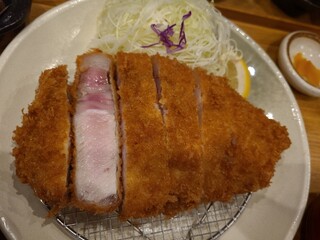 豚肉料理専門店 とんかつのり - 左側はお肉と脂の割合もいい感じです