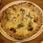 PIZZERIA LUNA E MARE - クアトロフォルマッジ