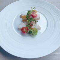 四季庭 カフェ＆レストラン - カンパチとトマトのマリネ　バジルとモッツァレラチーズのコンポジション
