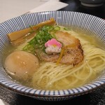 鯛塩そば 灯花 - 澄んだ鯛出汁、暑い夏でもさっぱりと頂けます。