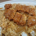 カレーや マドラス - カツは一口サイズに