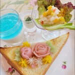 オトギノカミマチ サンドリヨン - トーストの上に餡で作られたバラの花