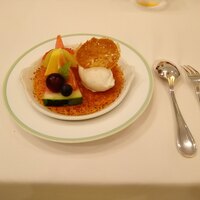 ジャマン - クレームブリュレとアイスクリーム季節の果物と共に