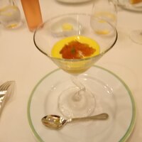 ジャマン - かぼちゃの冷製スープ(ジュレと蟹身、ピンクペッパー乗せ)