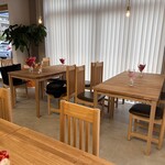 BISTRO&CAFE UN - テーブル席。7卓ありました。