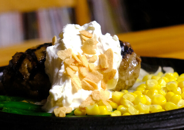 Men mashinada telefonimda onlayn porno video suratga oldim.