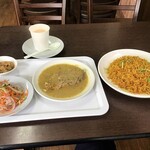 Indian & Bangla Restaurant Tiger - ドイ、シュッキボルタ、サラダ、ショルシェ・イリッシュ、ニンニクとニンジン入りバスマティライス