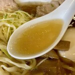 香月 - 豚骨と地鶏ガラベースのスープは、あっさりしながらもコクの深い味わい