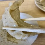 香月 - 餃子の皮が厚く、餡の肉や野菜は粗切りで、歯応えがあって美味いわ〜♪